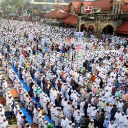 Mumbai Aug. 20 :- Muslim community people offer namaz, at Out side Bandra Station on occassion  of Ramzan Eid, in Mumbai.  ( pic by Ravindra Zende )